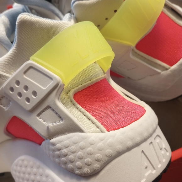 New Hot Panther Pink Women's Nike Air Huarache - Picture 4 of 7